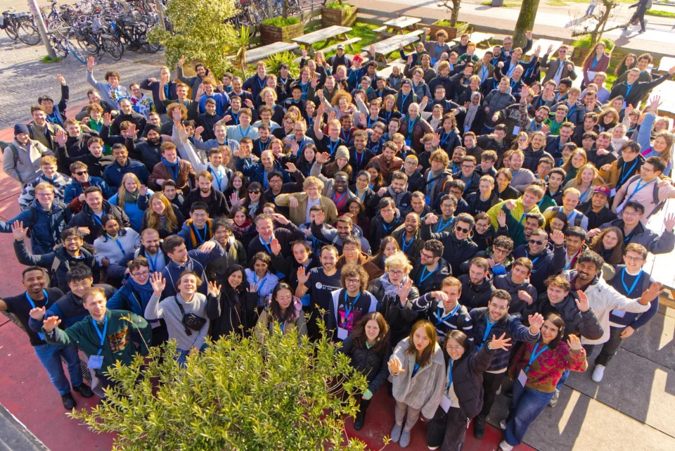 Group photo of hundreds of students at the ELLIS Winter School at ELLIS Unit Amsterdam on Foundation Models